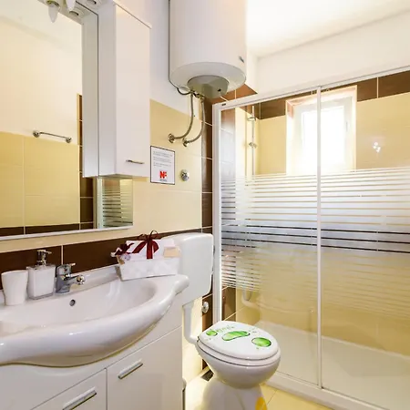 Apartamento Mihaela With Private Pool, Jacuzzi And Free Secure Parking