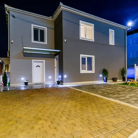 Apartamento Mihaela With Private Pool, Jacuzzi And Free Secure Parking Trogir