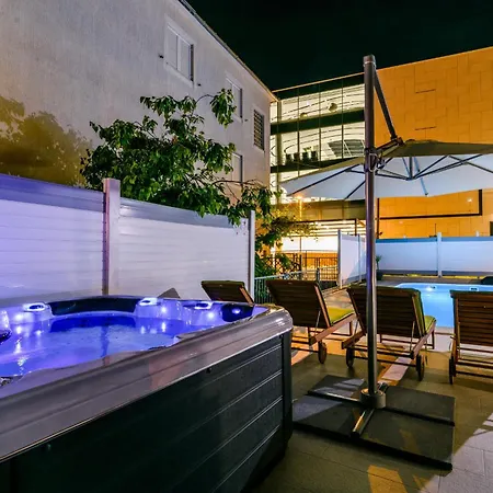 Mihaela With Private Pool, Jacuzzi And Free Secure Parking Apartamento