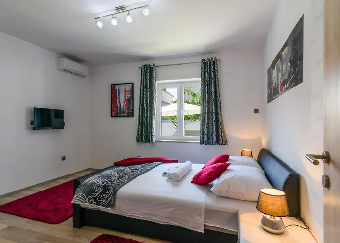 Mihaela With Private Pool, Jacuzzi And Free Secure Parking Apartament