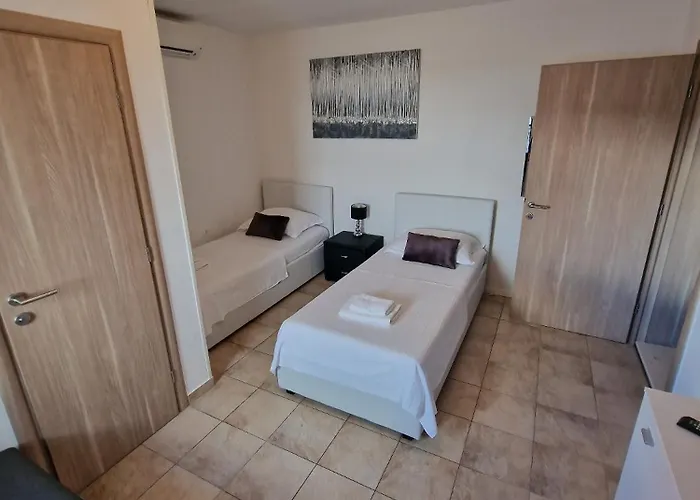 Apartament Mihaela With Private Pool, Jacuzzi And Free Secure Parking *