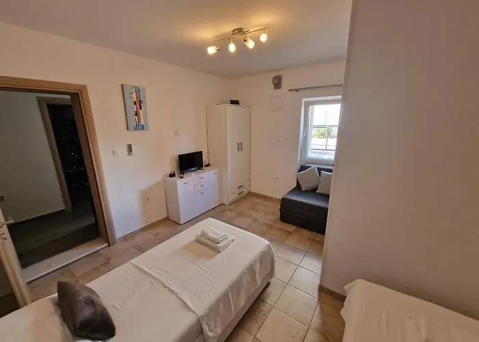 Mihaela With Private Pool, Jacuzzi And Free Secure Parking Apartament