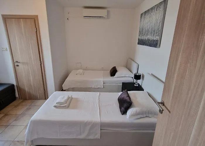 Mihaela With Private Pool, Jacuzzi And Free Secure Parking * Trogir