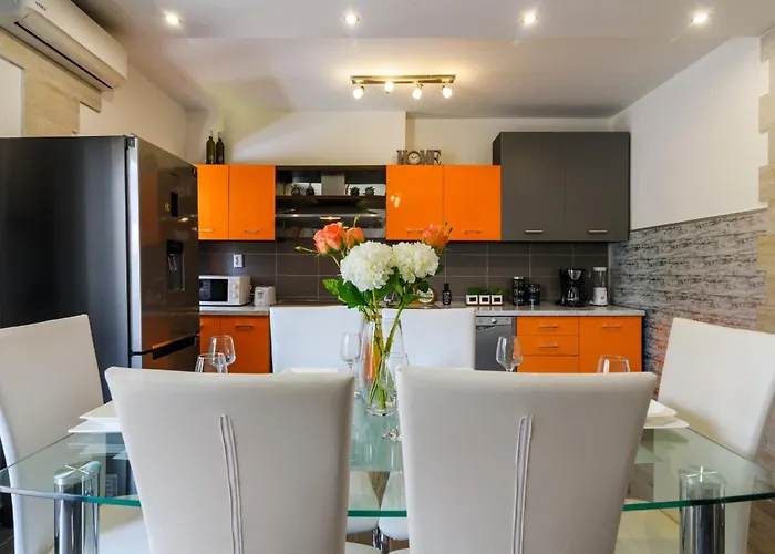 Mihaela With Private Pool, Jacuzzi And Free Secure Parking Apartament Trogir