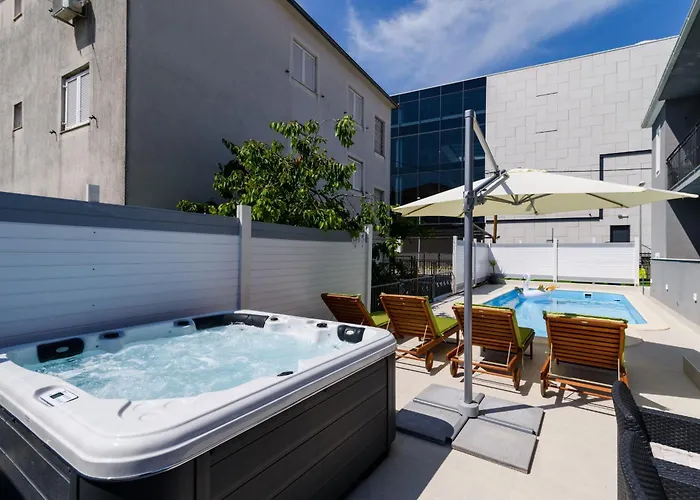 Mihaela With Private Pool, Jacuzzi And Free Secure Parking Apartament *