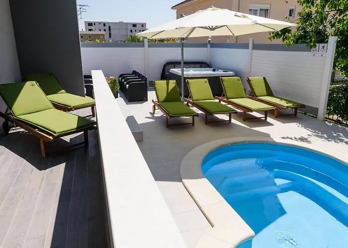 Mihaela With Private Pool, Jacuzzi And Free Secure Parking Trogir