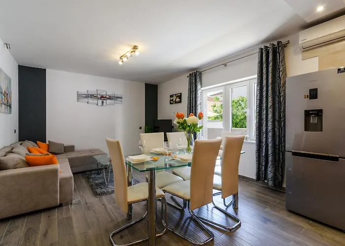 Apartament Mihaela With Private Pool, Jacuzzi And Free Secure Parking Trogir