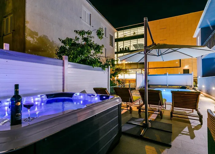 Mihaela With Private Pool, Jacuzzi And Free Secure Parking Apartament