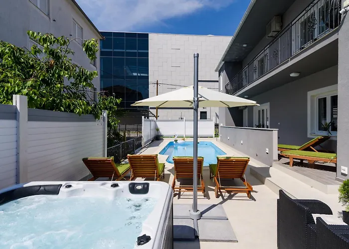 Mihaela With Private Pool, Jacuzzi And Free Secure Parking * Trogir