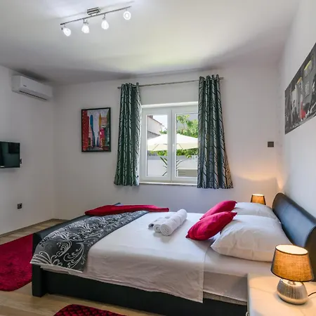 Mihaela With Private Pool, Jacuzzi And Free Secure Parking Apartment