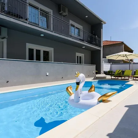 Mihaela With Private Pool, Jacuzzi And Free Secure Parking * Trogir