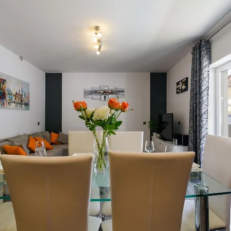 Mihaela With Private Pool, Jacuzzi And Free Secure Parking Apartment *