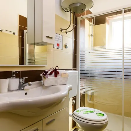 Mihaela With Private Pool, Jacuzzi And Free Secure Parking Trogir