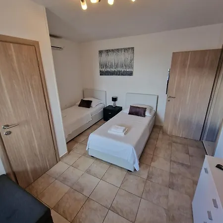 Apartment Mihaela With Private Pool, Jacuzzi And Free Secure Parking *