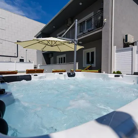 Apartment Mihaela With Private Pool, Jacuzzi And Free Secure Parking *