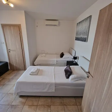 Mihaela With Private Pool, Jacuzzi And Free Secure Parking * Trogir