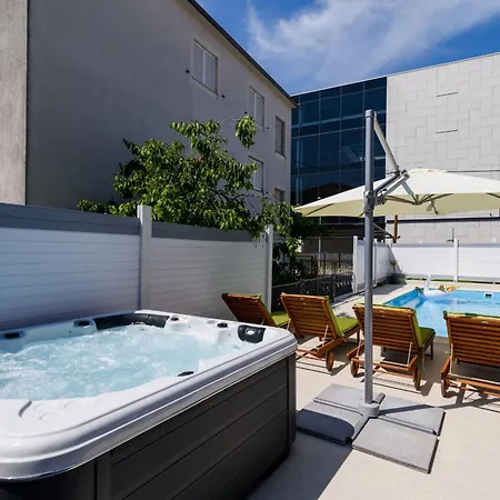 Mihaela With Private Pool, Jacuzzi And Free Secure Parking Apartment *