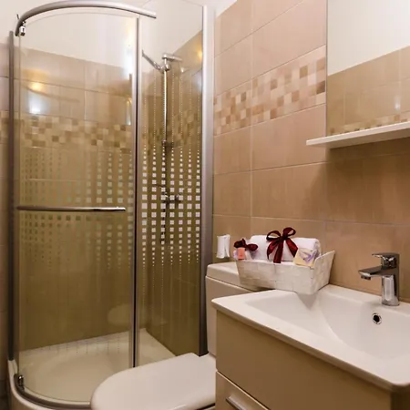 Apartment Mihaela With Private Pool, Jacuzzi And Free Secure Parking *