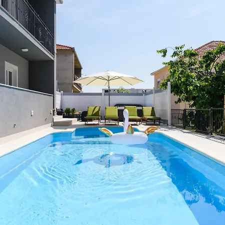 Apartment Mihaela With Private Pool, Jacuzzi And Free Secure Parking