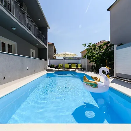 Mihaela With Private Pool, Jacuzzi And Free Secure Parking Apartment *