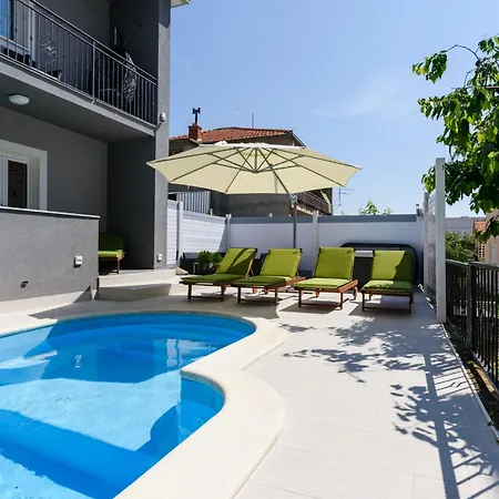 Mihaela With Private Pool, Jacuzzi And Free Secure Parking Trogir
