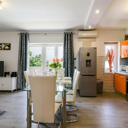 Mihaela With Private Pool, Jacuzzi And Free Secure Parking