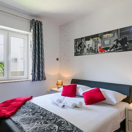 Mihaela With Private Pool, Jacuzzi And Free Secure Parking * Trogir