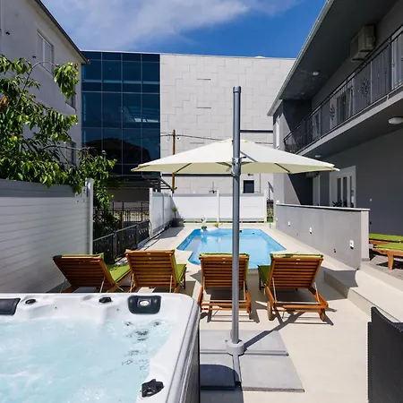 Mihaela With Private Pool, Jacuzzi And Free Secure Parking * Trogir