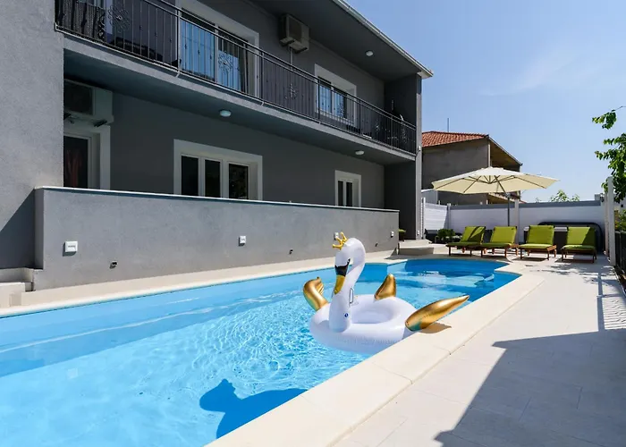 Mihaela With Private Pool, Jacuzzi And Free Secure Parking * Trogir
