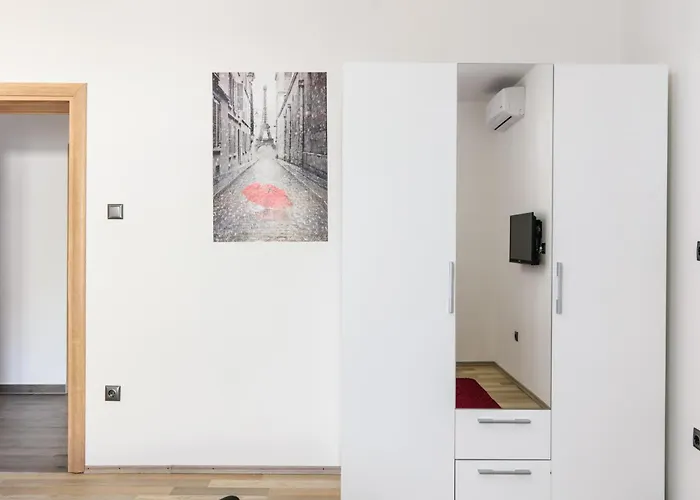 Appartement Mihaela With Private Pool, Jacuzzi And Free Secure Parking Trogir