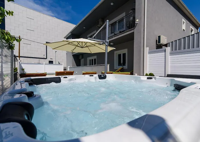 Appartement Mihaela With Private Pool, Jacuzzi And Free Secure Parking *