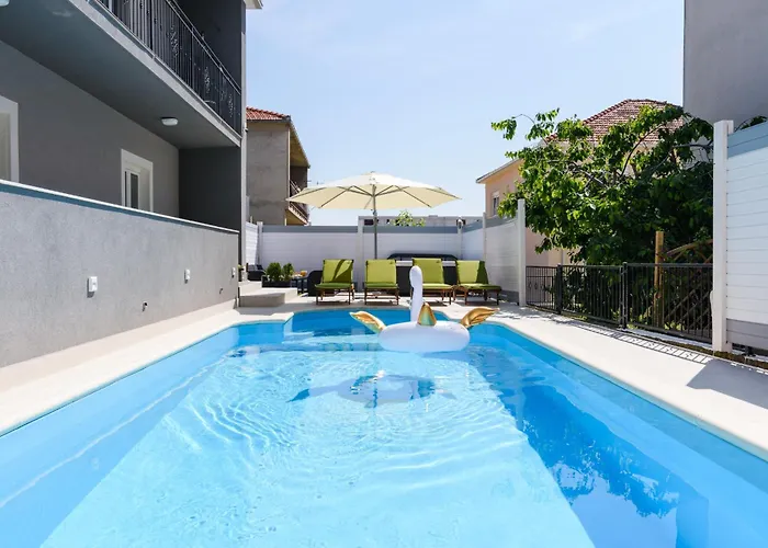 Appartement Mihaela With Private Pool, Jacuzzi And Free Secure Parking
