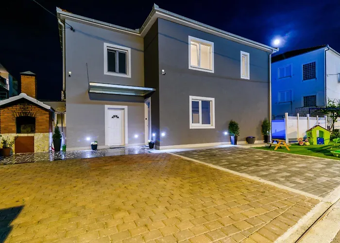 Appartement Mihaela With Private Pool, Jacuzzi And Free Secure Parking Trogir