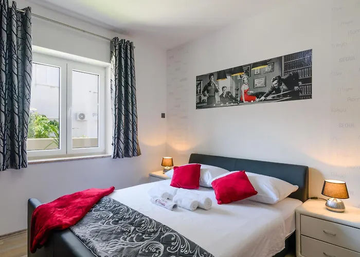 Mihaela With Private Pool, Jacuzzi And Free Secure Parking * Trogir