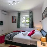 Mihaela With Private Pool, Jacuzzi And Free Secure Parking Apartman