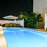 Mihaela With Private Pool, Jacuzzi And Free Secure Parking Apartman *
