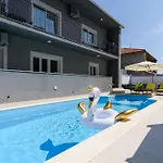 Mihaela With Private Pool, Jacuzzi And Free Secure Parking * Trogir