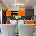 Mihaela With Private Pool, Jacuzzi And Free Secure Parking Apartman Trogir