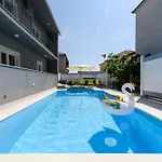 Mihaela With Private Pool, Jacuzzi And Free Secure Parking Apartman *