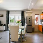 Mihaela With Private Pool, Jacuzzi And Free Secure Parking