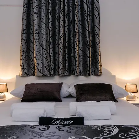 Mihaela With Private Pool, Jacuzzi And Free Secure Parking
