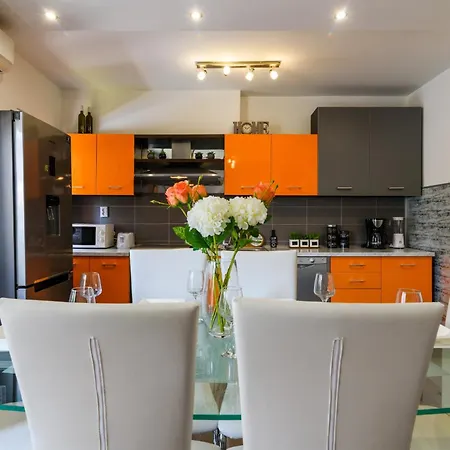 Mihaela With Private Pool, Jacuzzi And Free Secure Parking Apartman Trogir