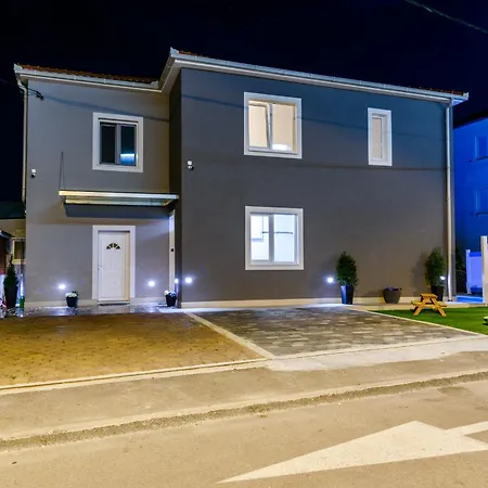 Mihaela With Private Pool, Jacuzzi And Free Secure Parking Trogir