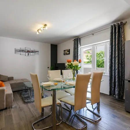 Apartman Mihaela With Private Pool, Jacuzzi And Free Secure Parking Trogir
