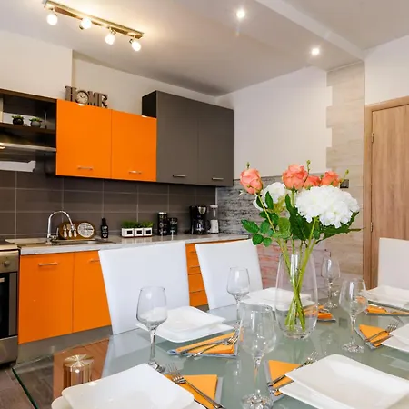 Mihaela With Private Pool, Jacuzzi And Free Secure Parking Apartman Trogir